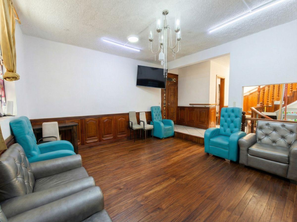 Casa de Venta en Cuenca, Sector Av Loja, con Amplia Área Verde, Azuay — imagen 7