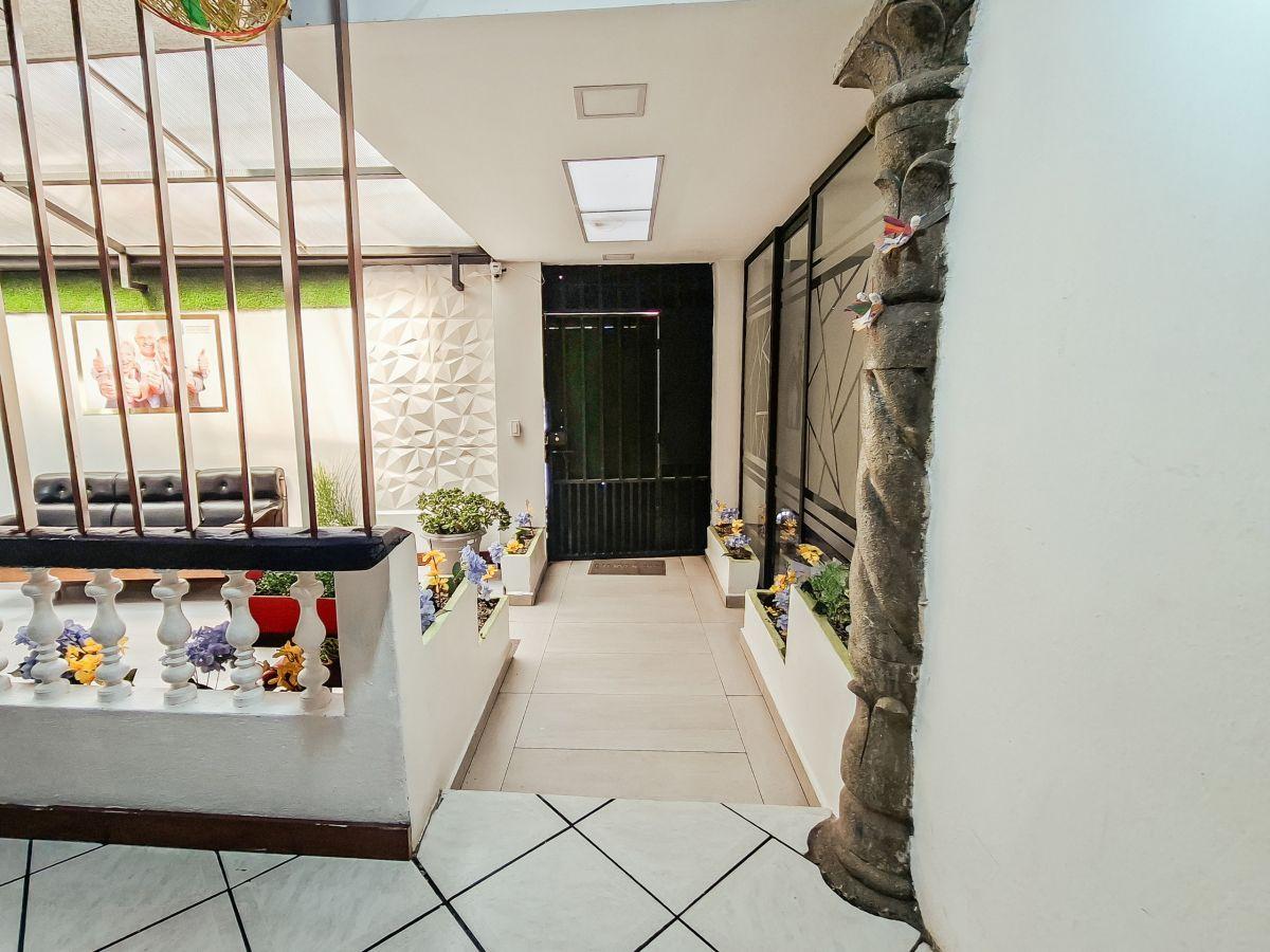 Casa de Venta en Cuenca, Sector Av Loja, con Amplia Área Verde, Azuay — imagen 4