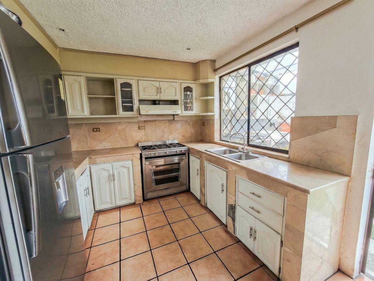 Casa de Venta en Cuenca, Sector Av Loja, con Amplia Área Verde, Azuay — imagen 3