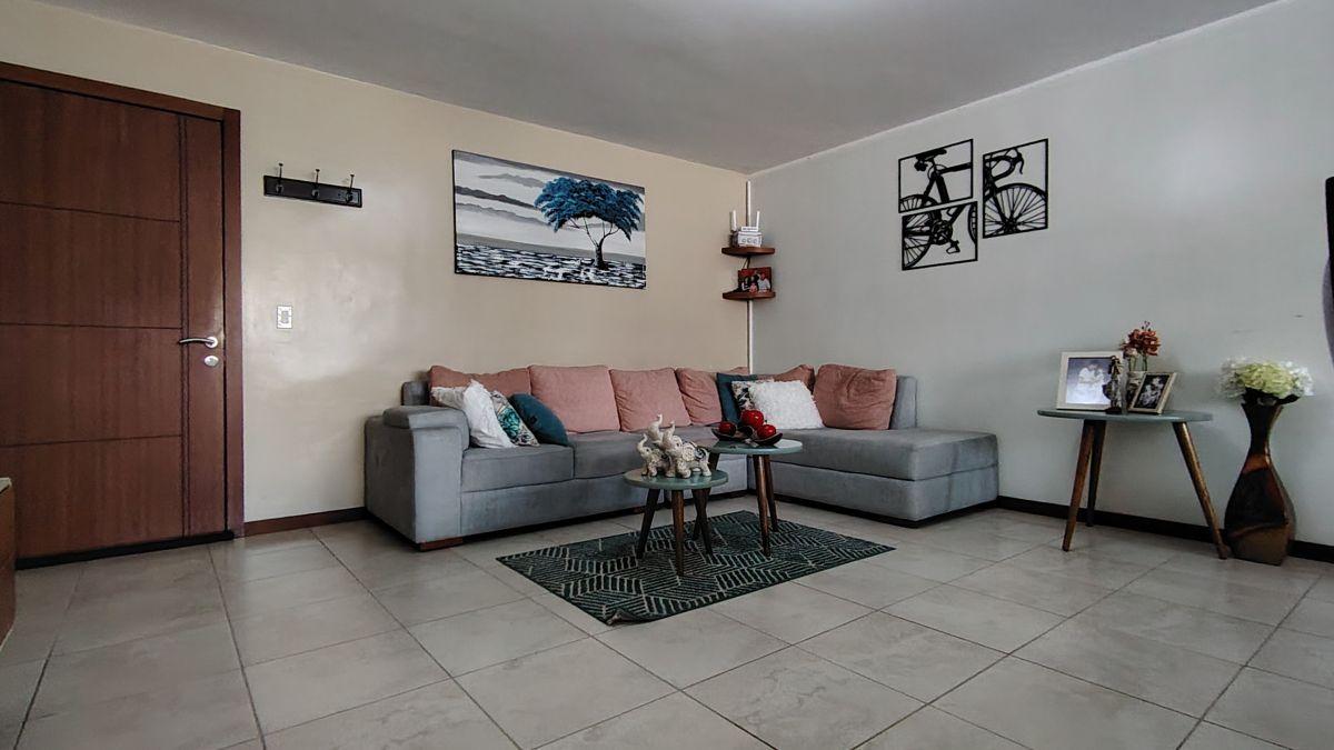 Departamento en Venta con Amplio Patio, Sector Las Acacias Tumbaco — imagen 9