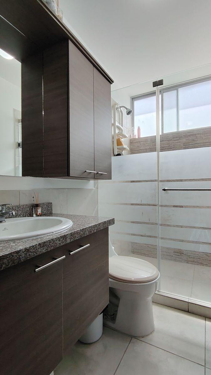Departamento en Venta con Amplio Patio, Sector Las Acacias Tumbaco — imagen 7