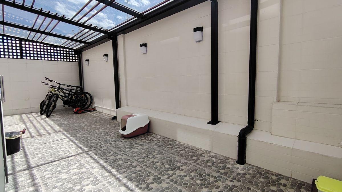 Departamento en Venta con Amplio Patio, Sector Las Acacias Tumbaco — imagen 3