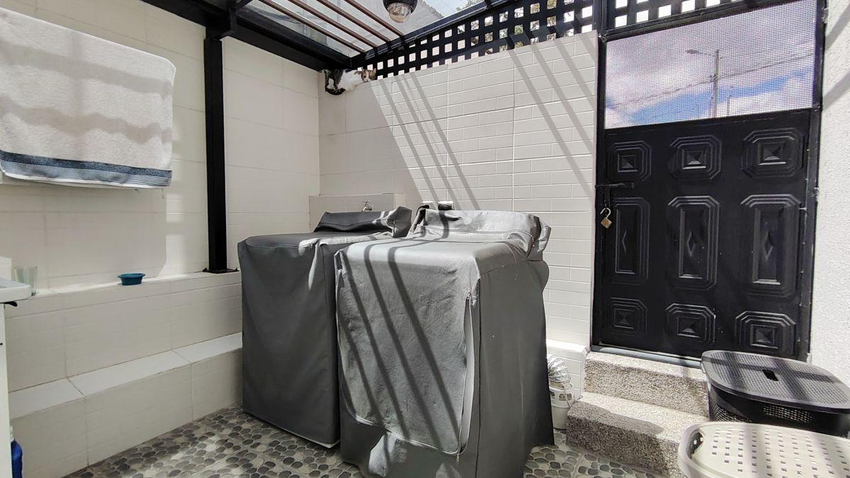 Departamento en Venta con Amplio Patio, Sector Las Acacias Tumbaco — imagen 2