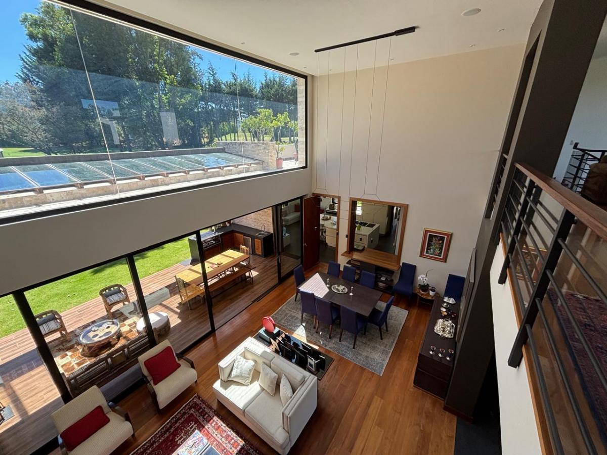 Elegante Casa Rodeada de Jardines en Puembo Urb Cerrada Junto Al Club Arrayanes — imagen 9