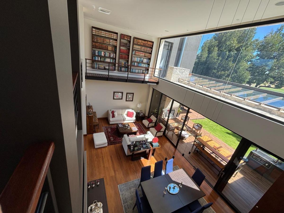 Elegante Casa Rodeada de Jardines en Puembo Urb Cerrada Junto Al Club Arrayanes — imagen 5