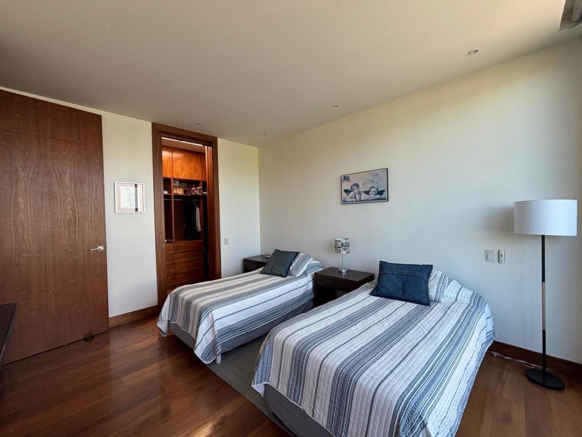 Elegante Casa Rodeada de Jardines en Puembo Urb Cerrada Junto Al Club Arrayanes — imagen 3