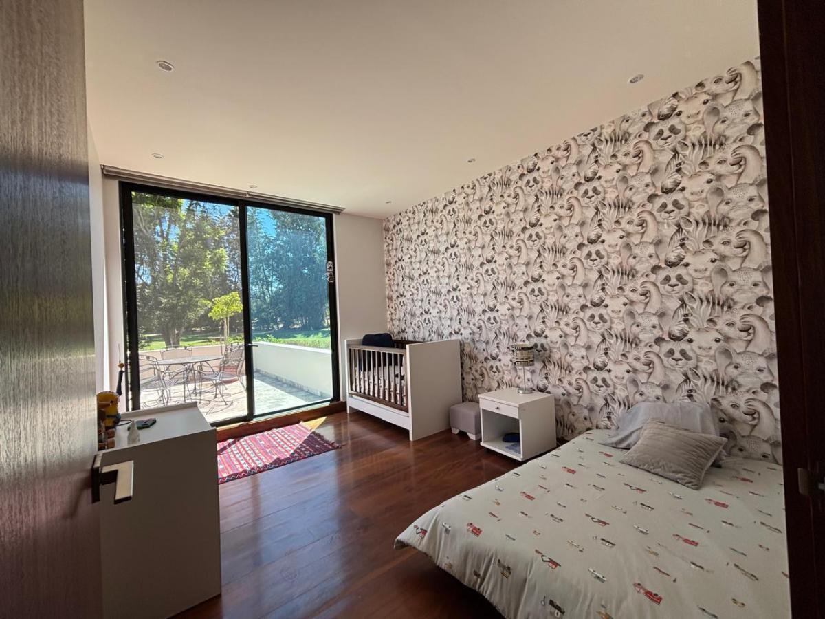 Elegante Casa Rodeada de Jardines en Puembo Urb Cerrada Junto Al Club Arrayanes — imagen 2