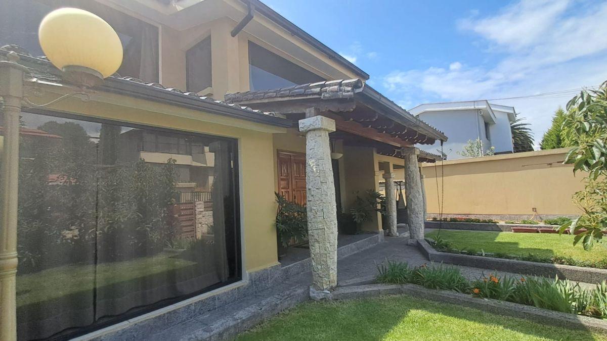 Vendo en Cumbayá: Casa Principal + Casa de Huéspedes en Urbanización, Reservorio — imagen 10