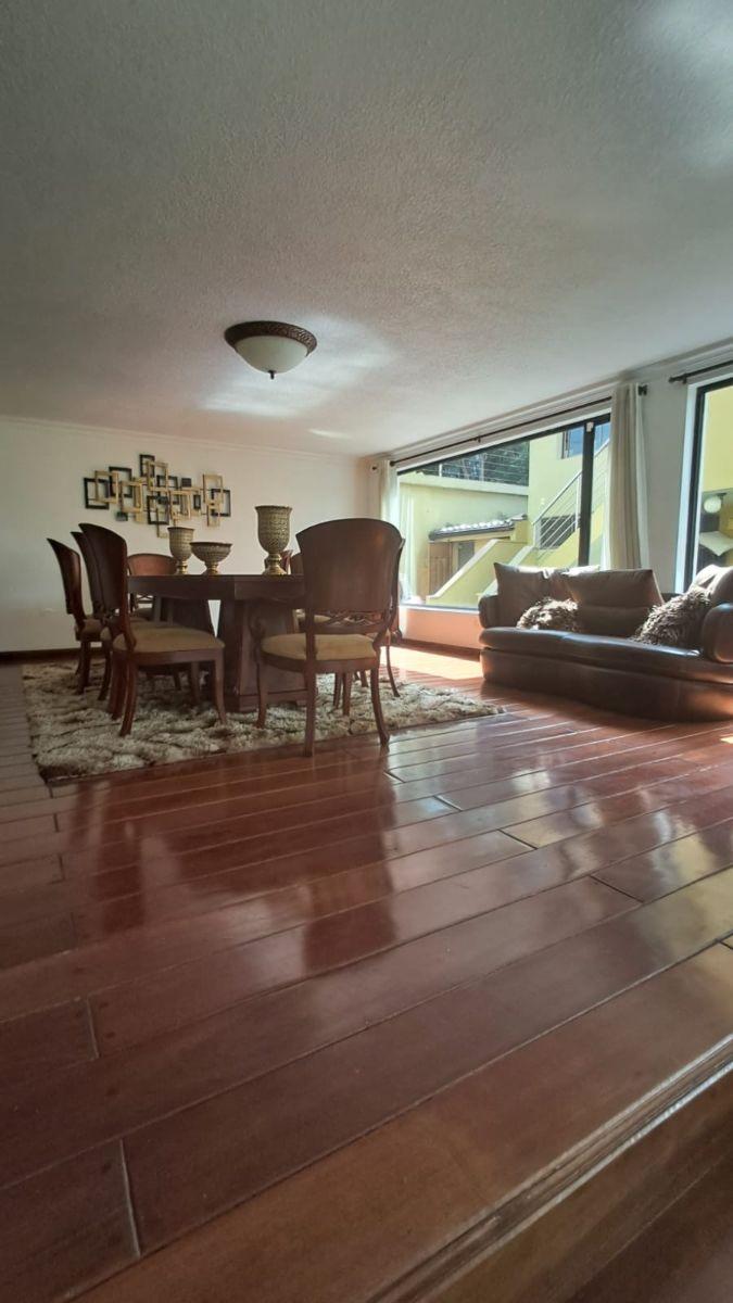 Vendo en Cumbayá: Casa Principal + Casa de Huéspedes en Urbanización, Reservorio — imagen 8