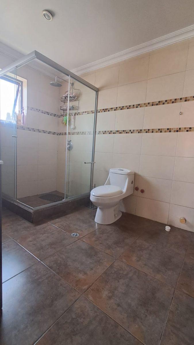 Vendo en Cumbayá: Casa Principal + Casa de Huéspedes en Urbanización, Reservorio — imagen 4