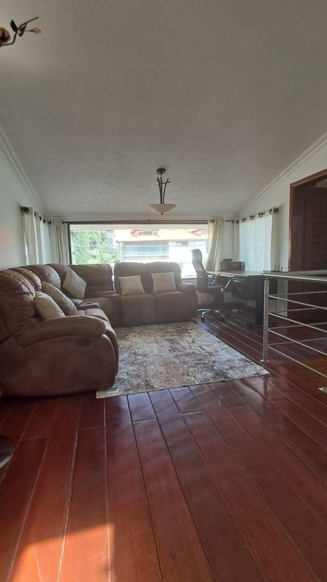 Vendo en Cumbayá: Casa Principal + Casa de Huéspedes en Urbanización, Reservorio — imagen 3