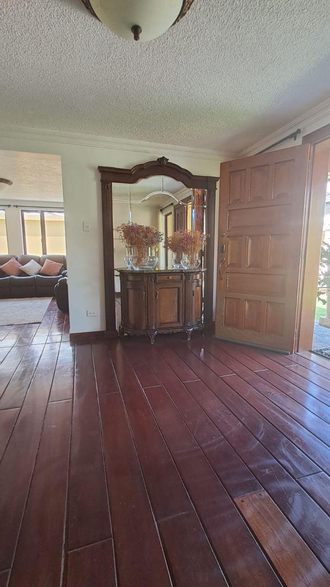 Vendo en Cumbayá: Casa Principal + Casa de Huéspedes en Urbanización, Reservorio — imagen 2