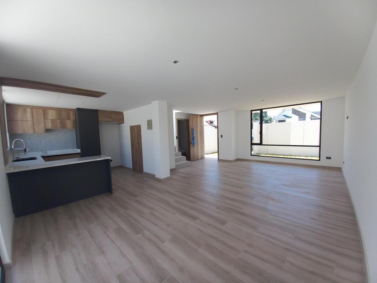 Vendo Moderna Casa Esquinera Dentro de Urbanización Cumbaya — imagen 9