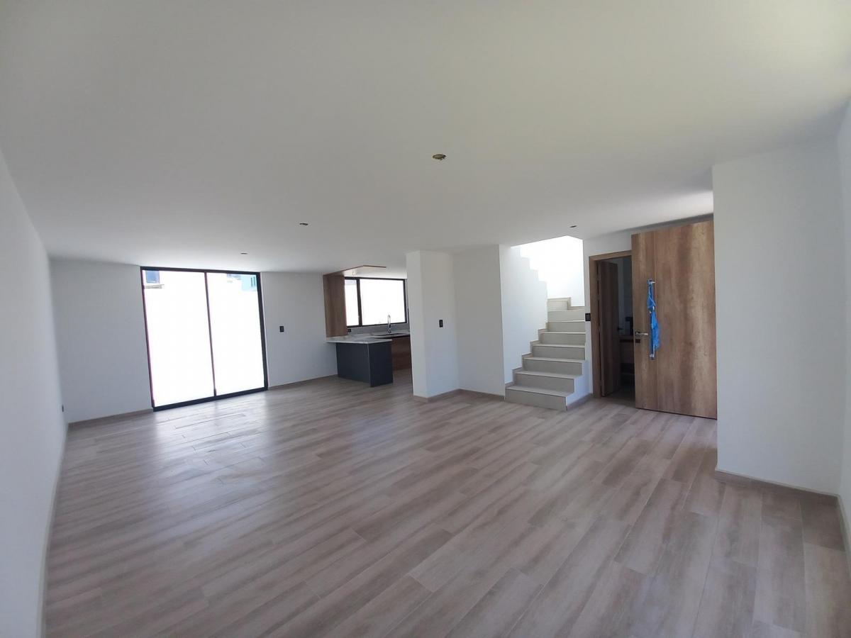 Vendo Moderna Casa Esquinera Dentro de Urbanización Cumbaya — imagen 7