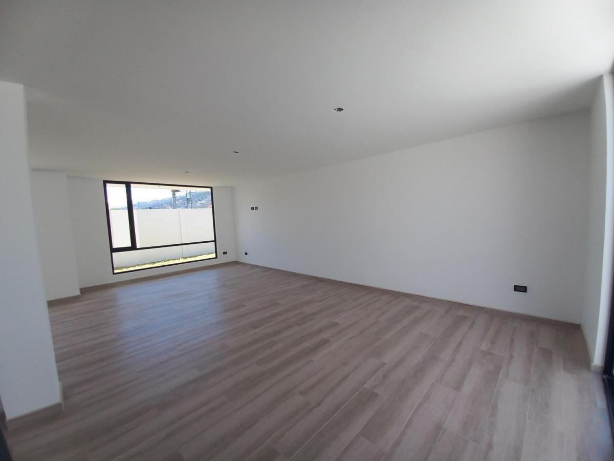 Vendo Moderna Casa Esquinera Dentro de Urbanización Cumbaya — imagen 6