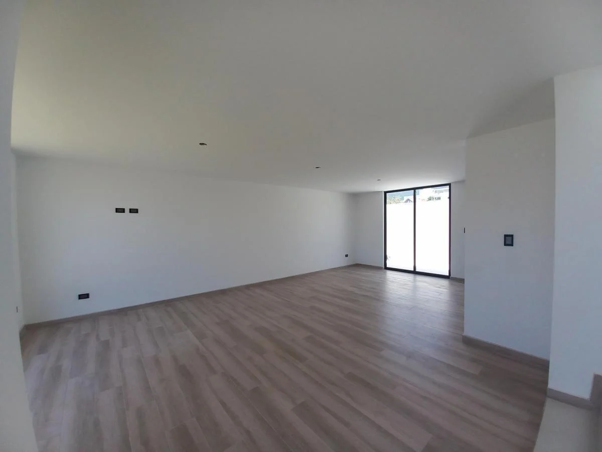 Vendo Moderna Casa Esquinera Dentro de Urbanización Cumbaya — imagen 3