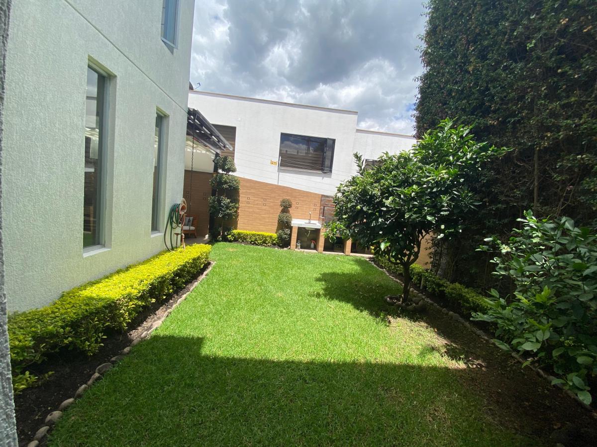 Casa con 260 m² Terreno y 3 Recámaras Cada Una con Baño en Venta en Cumbayá — imagen 9