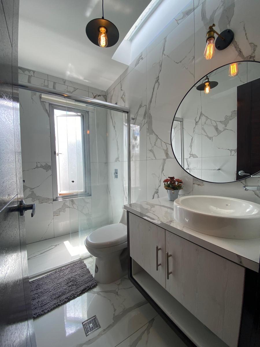 Casa con 260 m² Terreno y 3 Recámaras Cada Una con Baño en Venta en Cumbayá — imagen 2