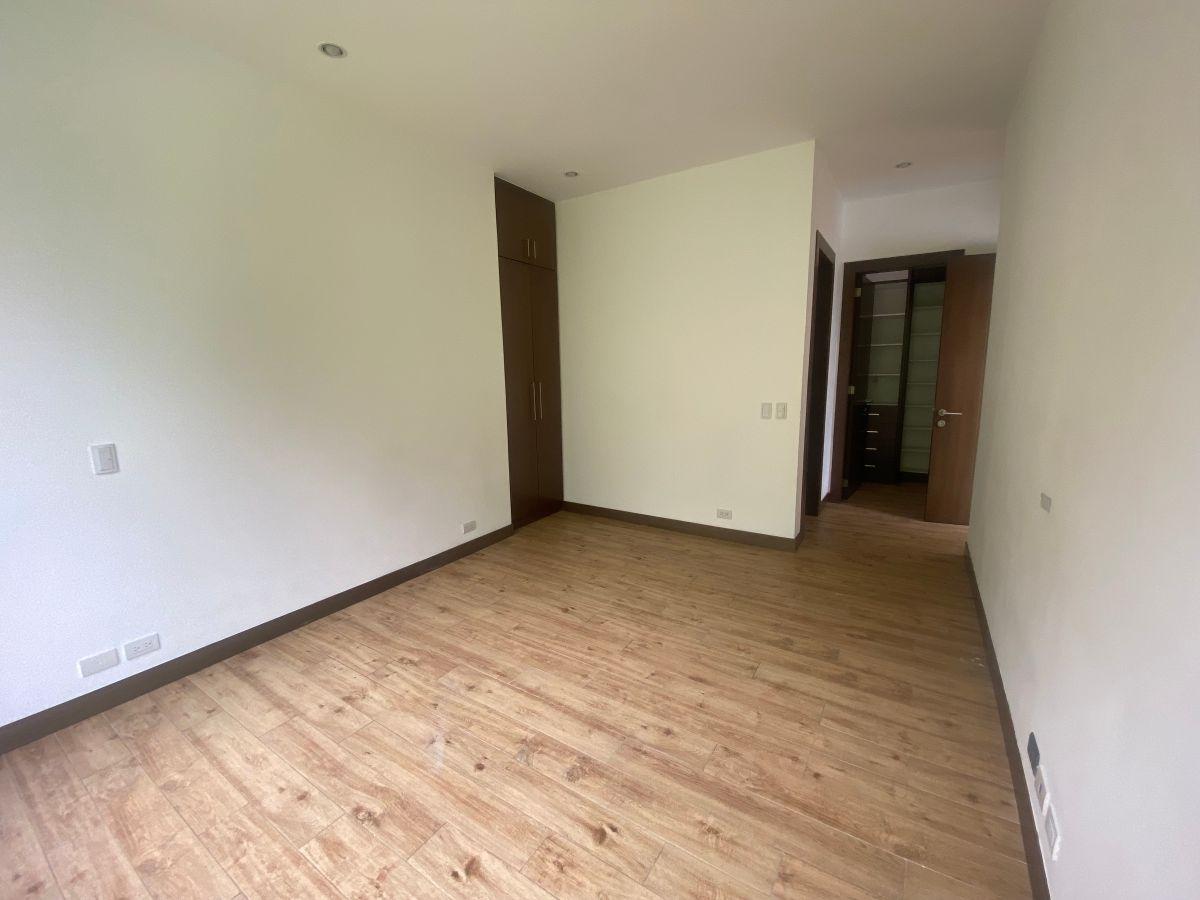 Casa de Venta Dentro de Urbanización San Patricio, 4 Dorm. - 400 m², Piscina - Cumbayá — imagen 6