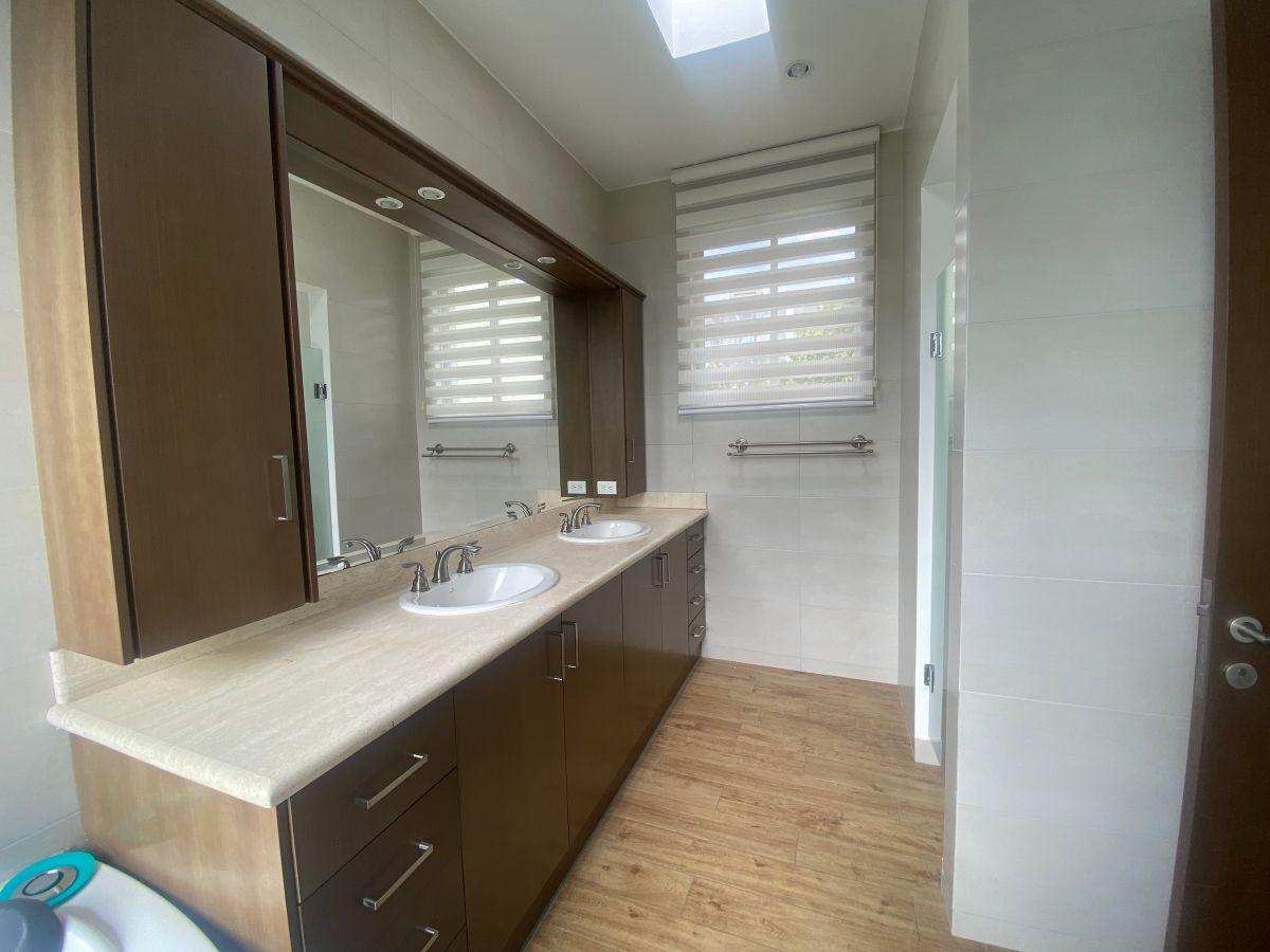 Casa de Venta Dentro de Urbanización San Patricio, 4 Dorm. - 400 m², Piscina - Cumbayá — imagen 4