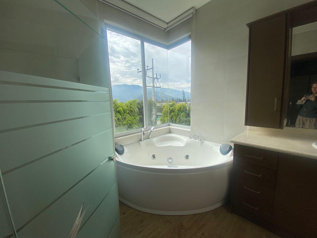 Casa de Venta Dentro de Urbanización San Patricio, 4 Dorm. - 400 m², Piscina - Cumbayá — imagen 2