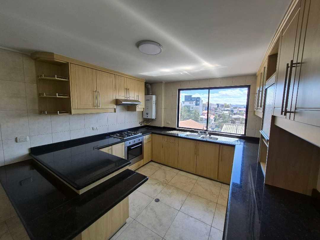 Venta Departamento 3 Dorm., 2 Parqueos, Vista, Edificio Seguro — imagen 9