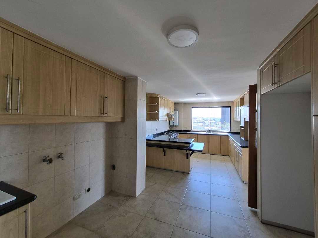 Venta Departamento 3 Dorm., 2 Parqueos, Vista, Edificio Seguro — imagen 5