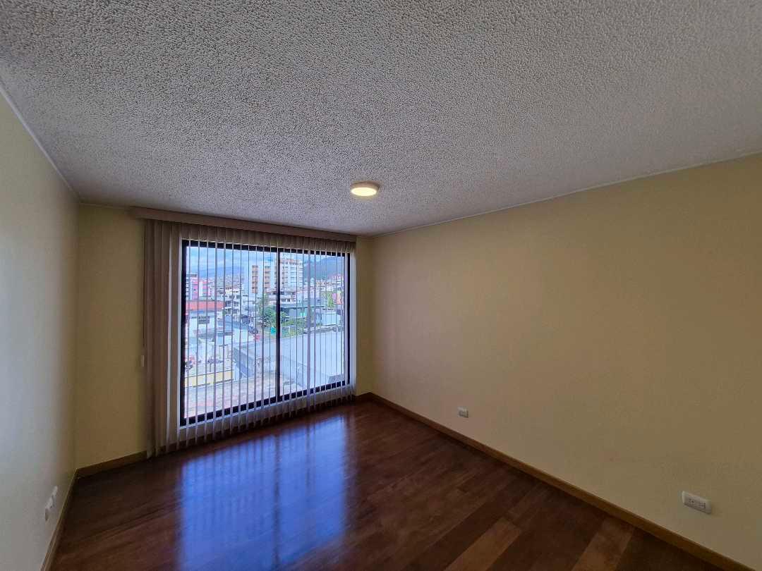 Venta Departamento 3 Dorm., 2 Parqueos, Vista, Edificio Seguro — imagen 3