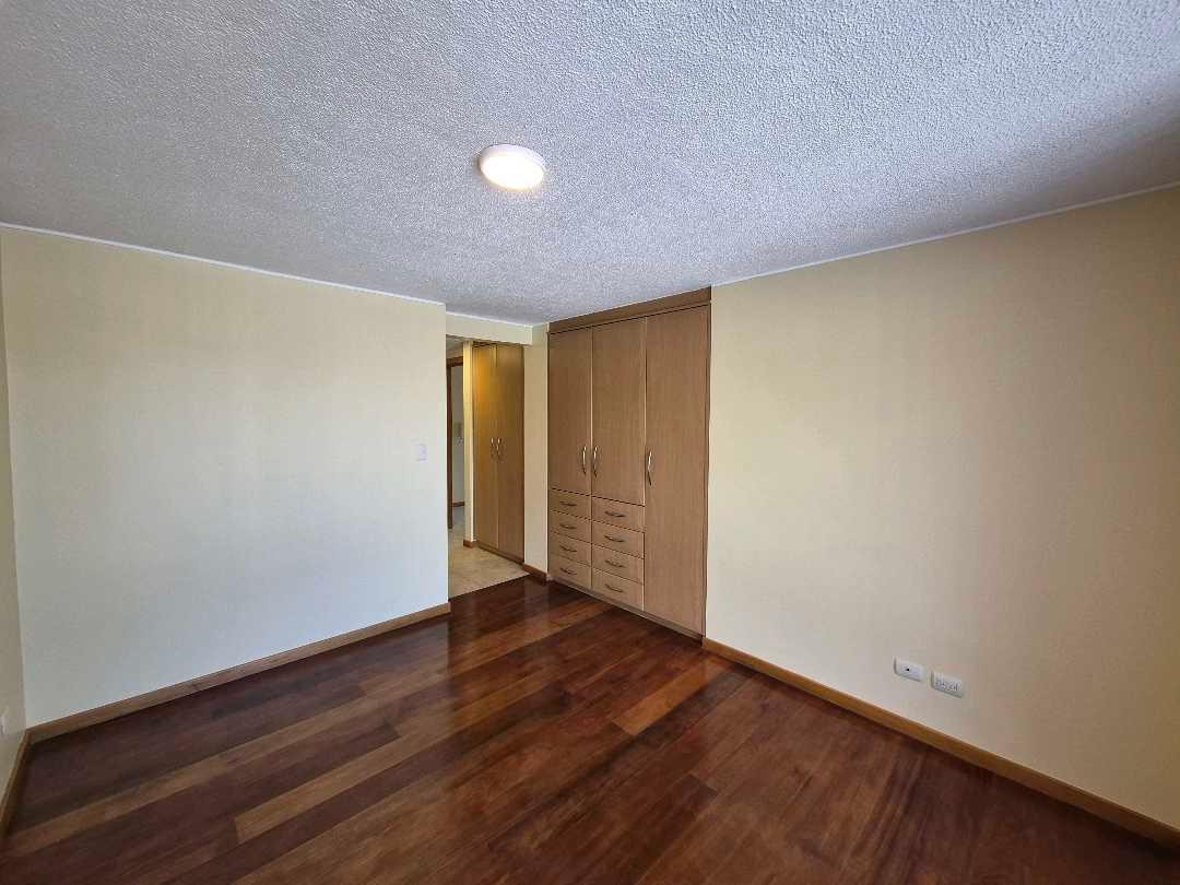 Venta Departamento 3 Dorm., 2 Parqueos, Vista, Edificio Seguro — imagen 2