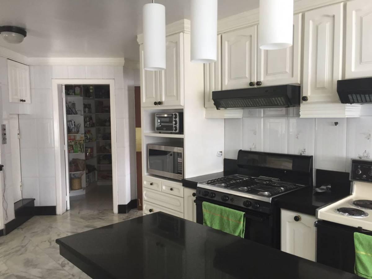 Departamento en Venta de 4 Dorm. en La Urbanización Bromelias en Quito — imagen 2