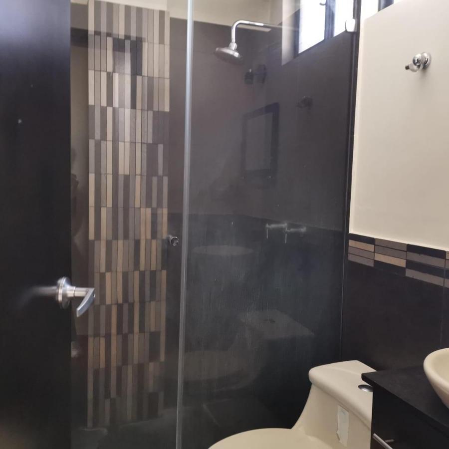 Casa Rentera en Venta Sector Pusuquí con 3 Departamentos — imagen 2