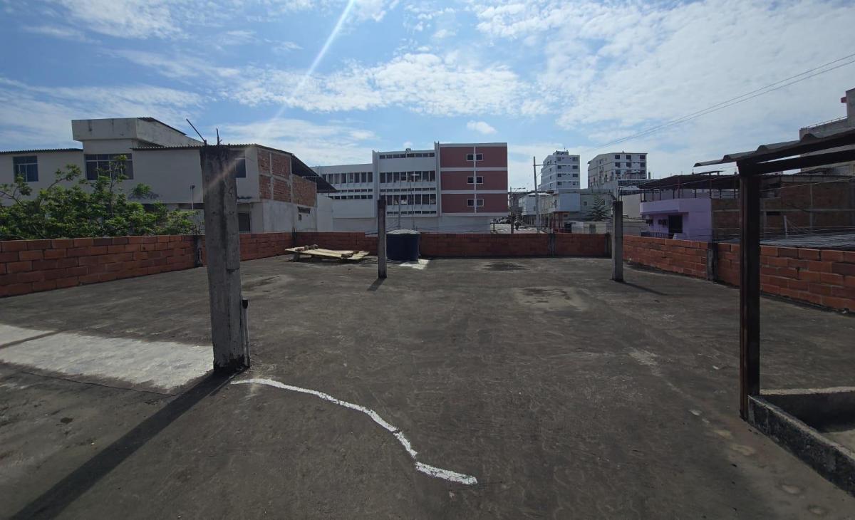 Vendo Terreno Esquinero de 848 m² en El Centro de Manta, Manabí — imagen 3