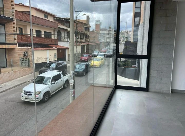 Local Comercial en Venta. Plaza Santa Ana, Azuay — imagen 1