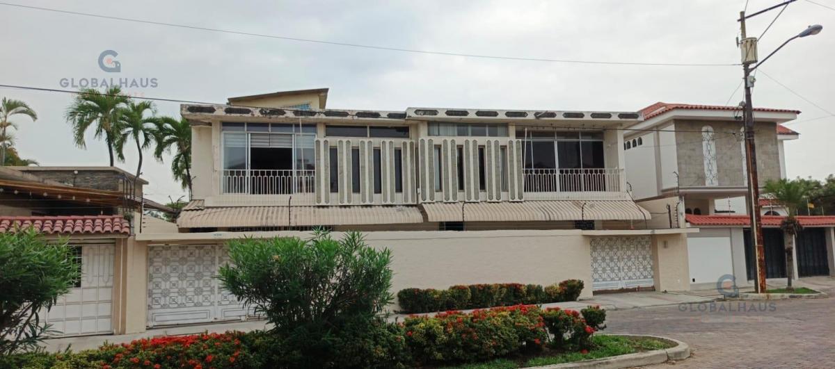 Venta Casa Rentera con Piscina en Barrio del Centenario, 3 Departamentos. J. C. Guayas — imagen 8
