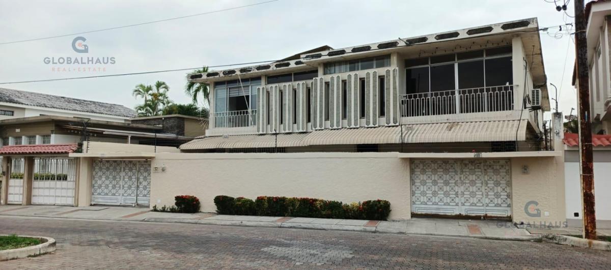 Venta Casa Rentera con Piscina en Barrio del Centenario, 3 Departamentos. J. C. Guayas — imagen 7