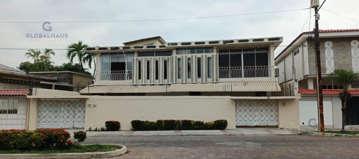 Venta Casa Rentera con Piscina en Barrio del Centenario, 3 Departamentos. J. C. Guayas — imagen 6
