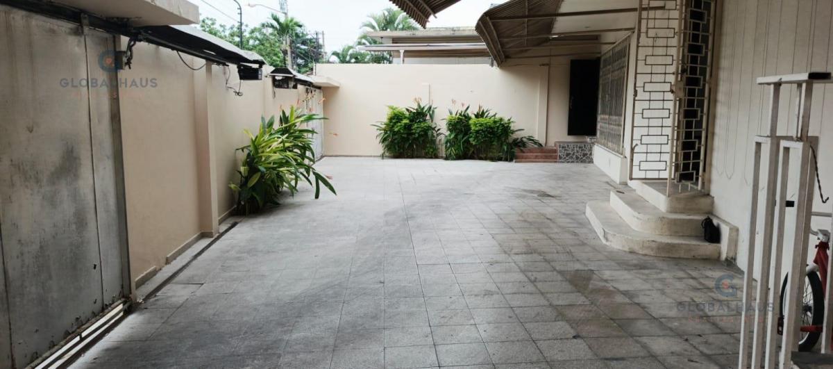 Venta Casa Rentera con Piscina en Barrio del Centenario, 3 Departamentos. J. C. Guayas — imagen 4