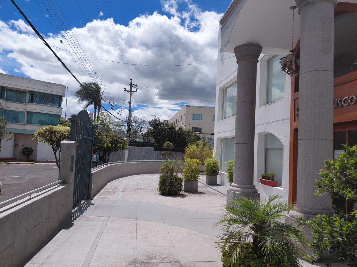Vendo Suite Remodelada de 64 m² a Pasos de Usfq, Edificio de Solo Suites — imagen 8
