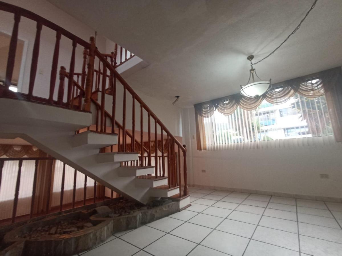 Urb El Condado Alquilo Departamento de 3 Dorm. 150 m² — imagen 2