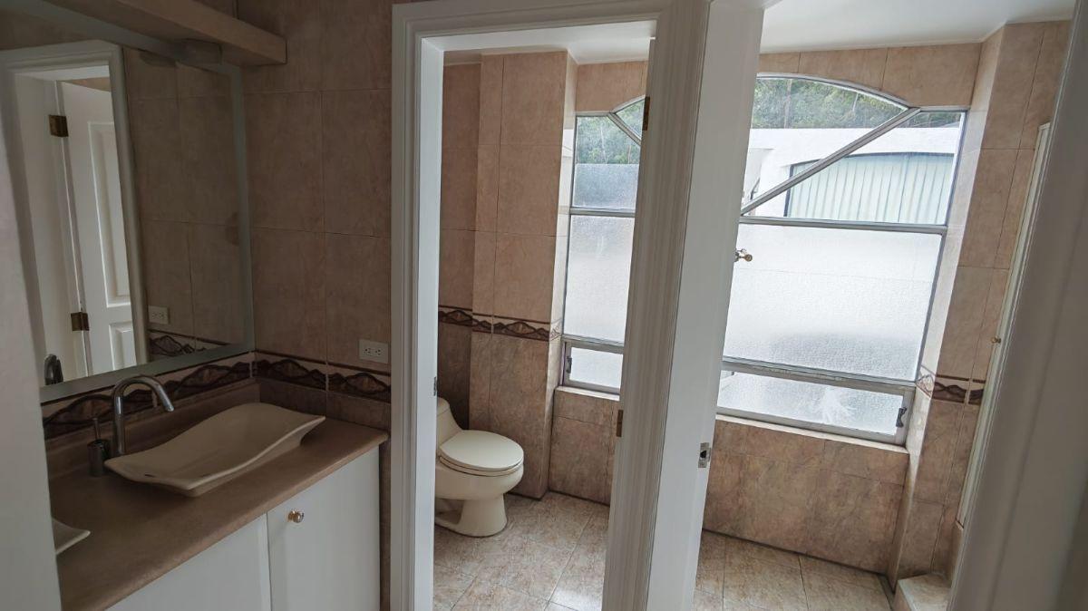 Venta Departamento de 3 Pisos, 4 Dorm., 2 Parqueaderos con Bbq y Terraza Propia — imagen 6