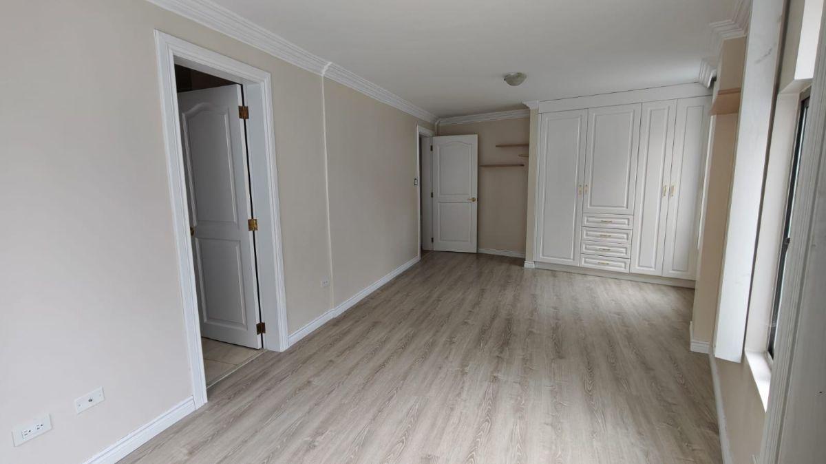 Venta Departamento de 3 Pisos, 4 Dorm., 2 Parqueaderos con Bbq y Terraza Propia — imagen 4