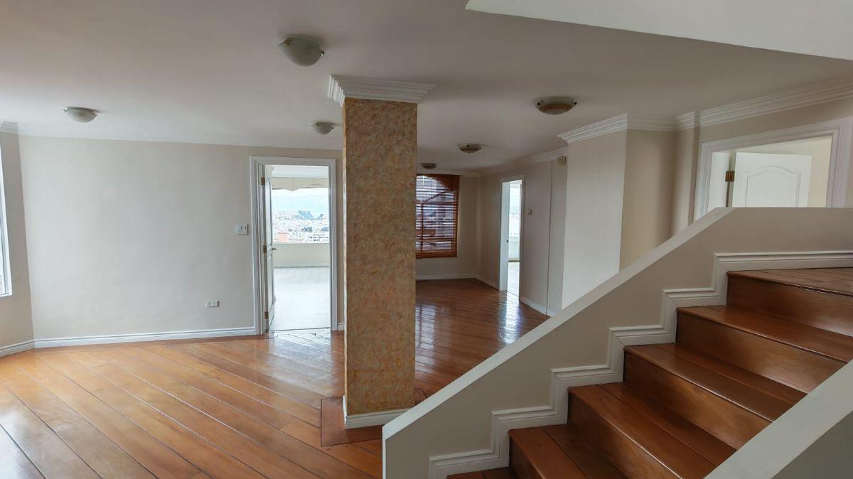 Venta Departamento de 3 Pisos, 4 Dorm., 2 Parqueaderos con Bbq y Terraza Propia — imagen 3
