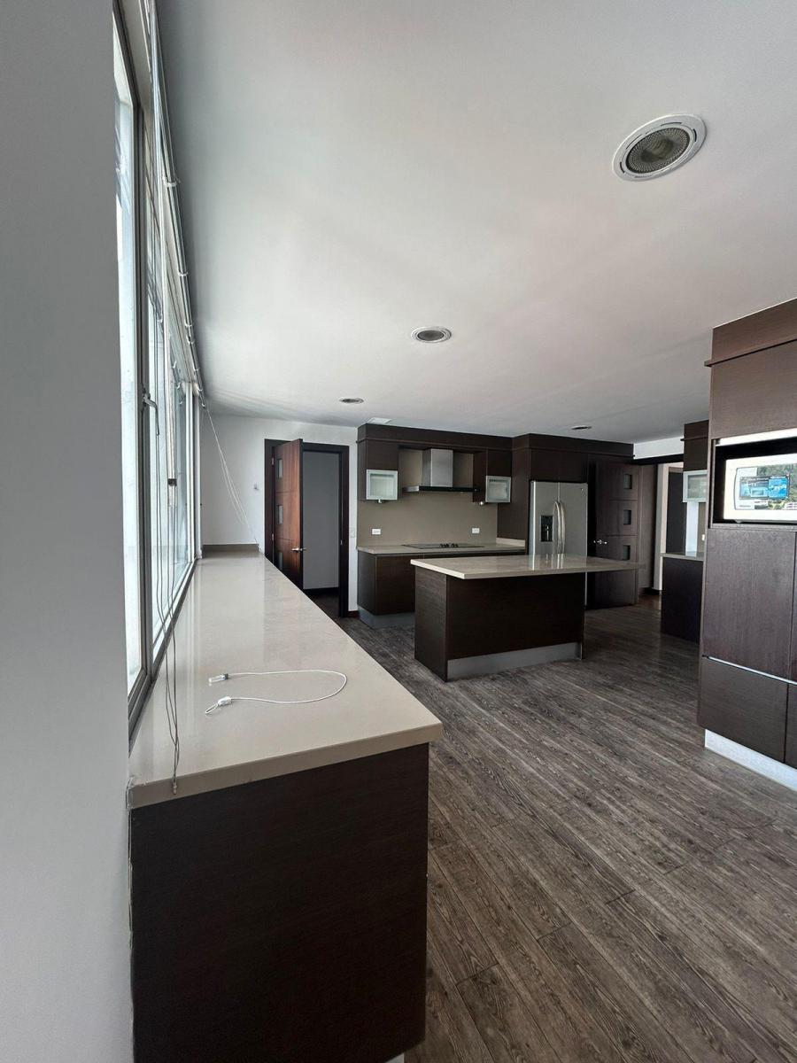 Hermoso Pent - House 310 m² Quicentro. Vista Espectacular Usd 530.000 — imagen 6