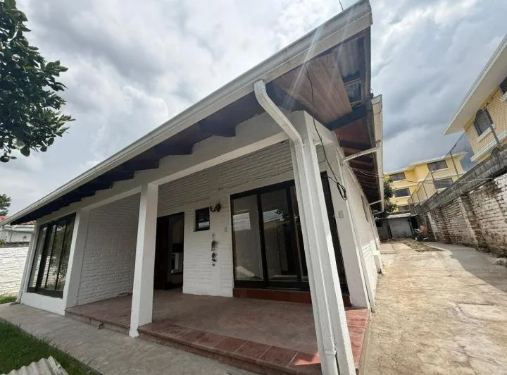 Casa de Renta Residencial o Comercial en La Primavera Cumbaya — imagen 1