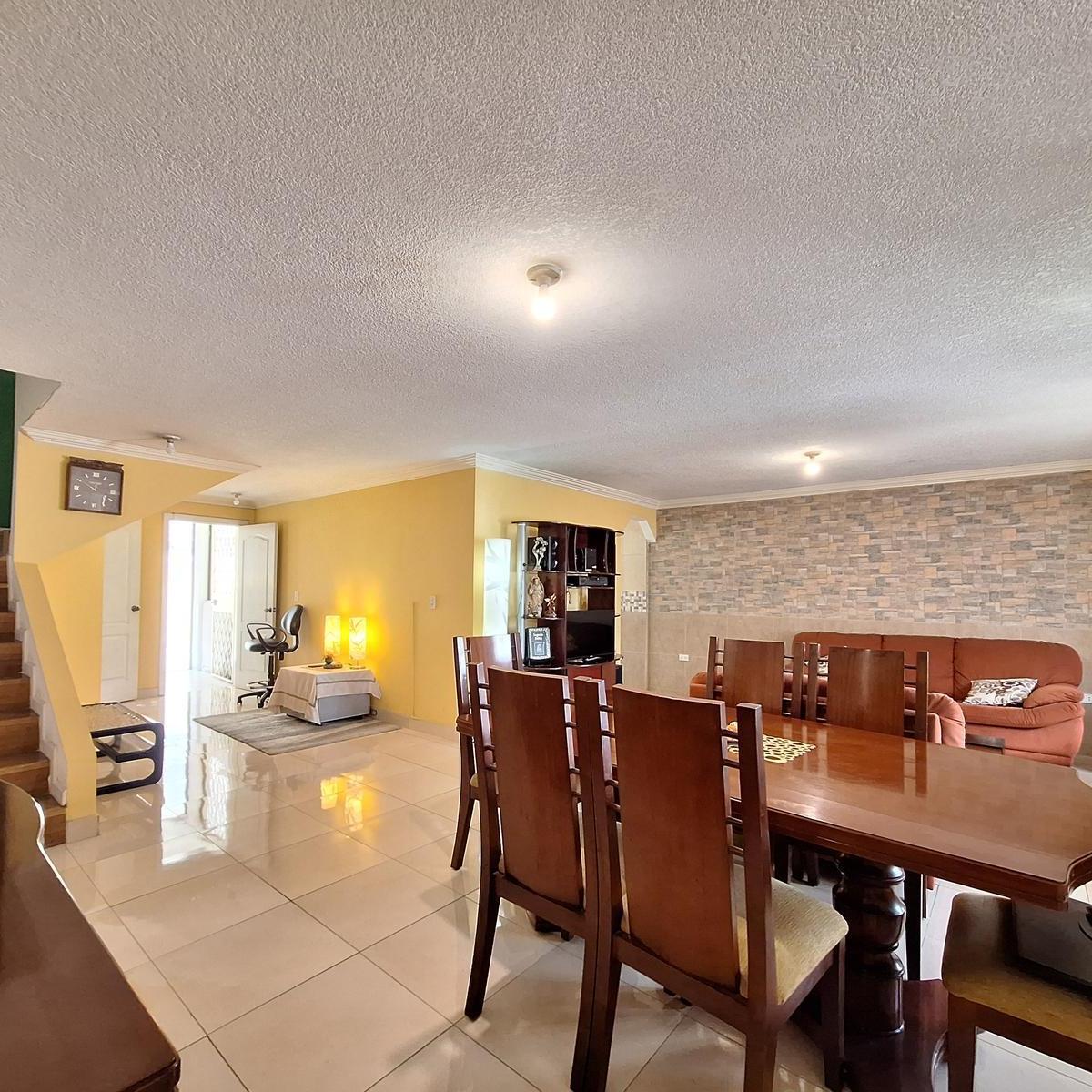 En Venta Casa Independiente de 4 Dorm., Dos Parqueaderos y Amplio Patio Posterior — imagen 1