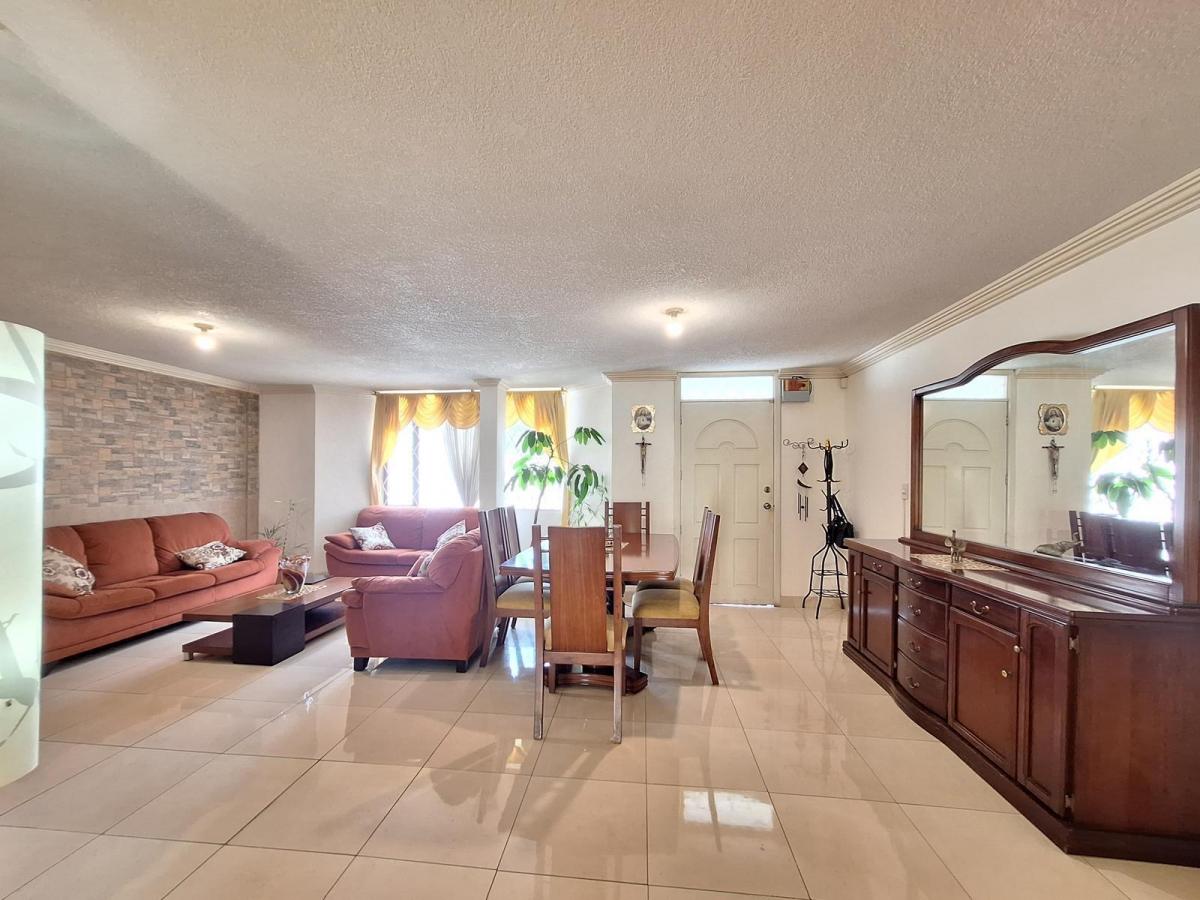 En Venta Casa Independiente de 4 Dorm., Dos Parqueaderos y Amplio Patio Posterior — imagen 10