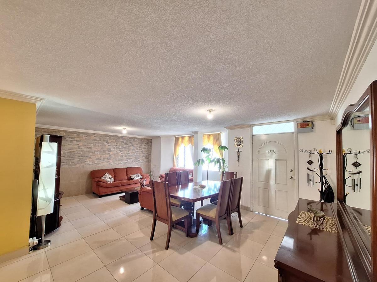 En Venta Casa Independiente de 4 Dorm., Dos Parqueaderos y Amplio Patio Posterior — imagen 9