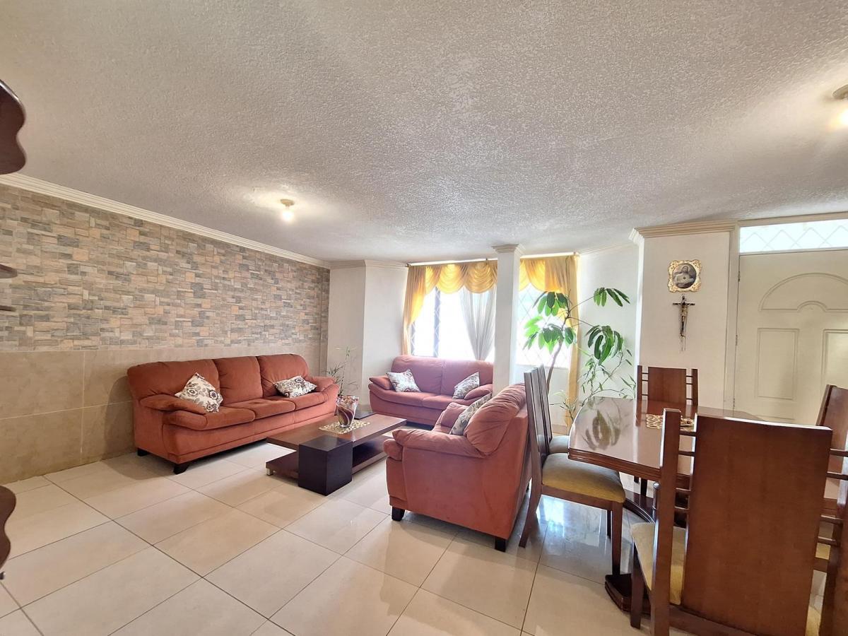 En Venta Casa Independiente de 4 Dorm., Dos Parqueaderos y Amplio Patio Posterior — imagen 8