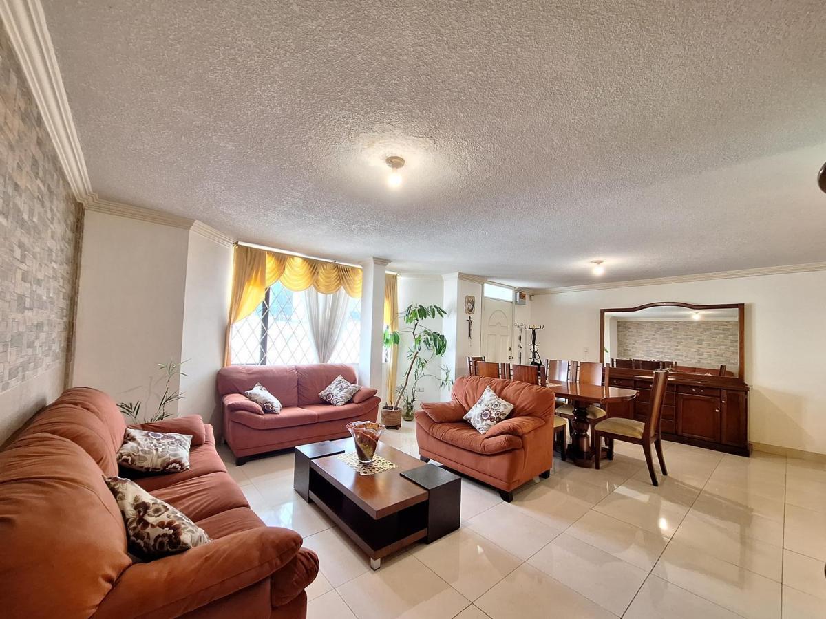 En Venta Casa Independiente de 4 Dorm., Dos Parqueaderos y Amplio Patio Posterior — imagen 7