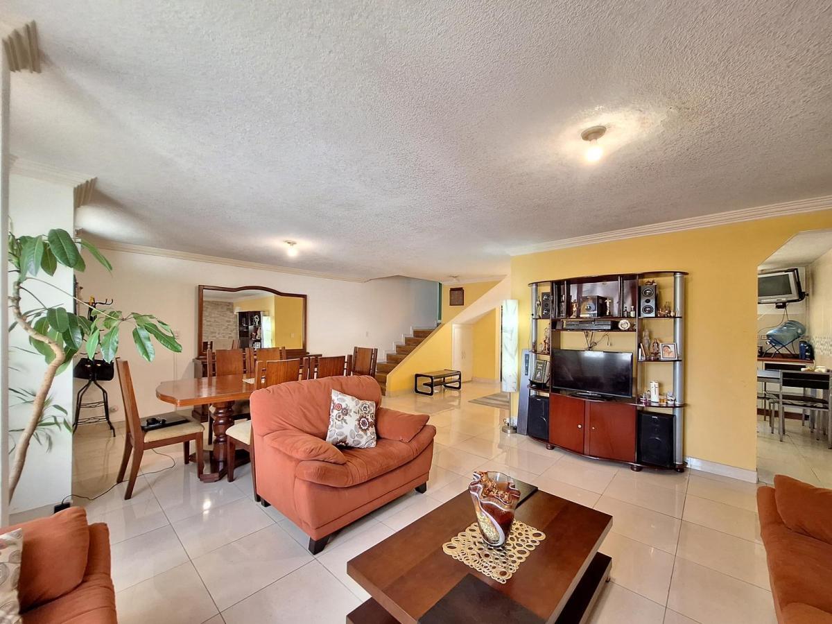 En Venta Casa Independiente de 4 Dorm., Dos Parqueaderos y Amplio Patio Posterior — imagen 6